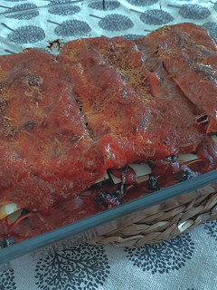 Una foto de Lasaña de morcilla, setas y pimientos rojos