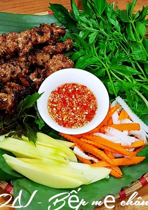 Hình của món Thịt xiên nướng cuốn rau rừng.