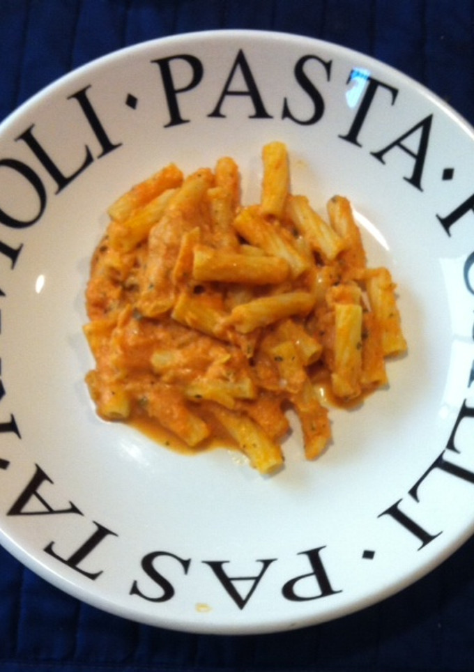 Una foto de Tortiglioni con tomate y crema