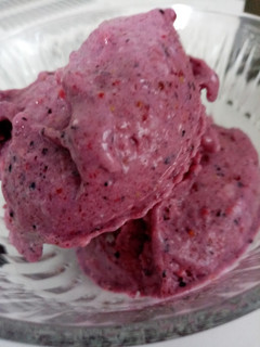 Una foto de Sorbete de varias frutas con crema de coco