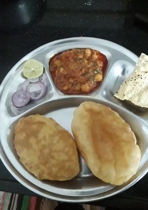 છોલે ભટૂરે (Chhole Bhature Recipe In Gujarati) રેસીપી મુખ્ય ફોટો