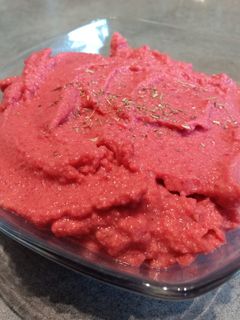 Une photo de Houmous de betterave