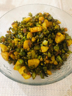 बींस आलू की कुरकुरी सब्ज़ी (beans aloo ki kurkuri sabzi recipe in Hindi) रेसिपी मुख्य फोटो