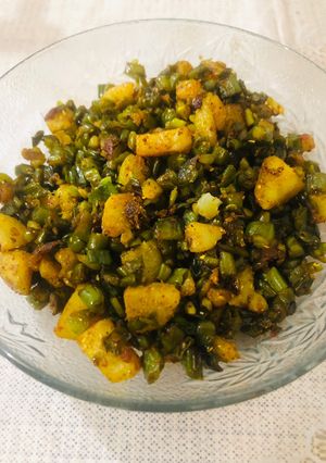 बींस आलू की कुरकुरी सब्ज़ी (beans aloo ki kurkuri sabzi recipe in Hindi) रेसिपी मुख्य फोटो