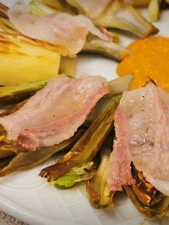 Una foto de Verduras con papada ibérica en salsa de Romesco