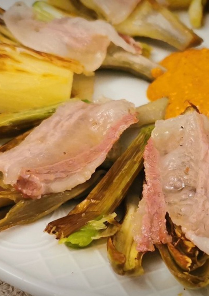 Una foto de Verduras con papada ibérica en salsa de Romesco