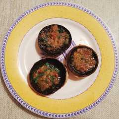 Una foto de Champiñones rellenos de anchoa, ajo y perejil