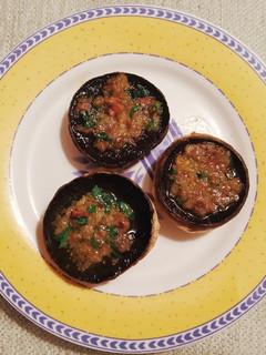 Una foto de Champiñones rellenos de anchoa, ajo y perejil