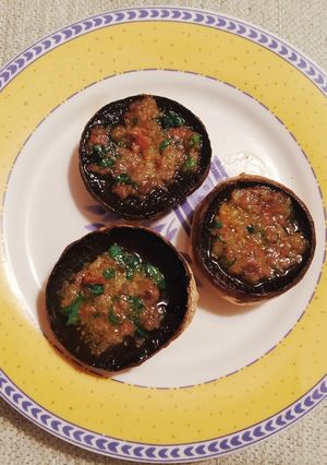 Una foto de Champiñones rellenos de anchoa, ajo y perejil