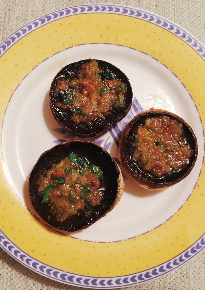 Una foto de Champiñones rellenos de anchoa, ajo y perejil