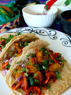 Una foto de Tacos al pastor veganos