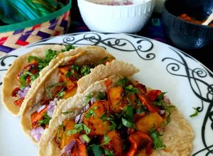 Una foto de Tacos al pastor veganos
