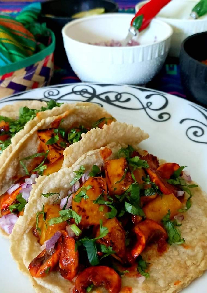 Una foto de Tacos al pastor veganos