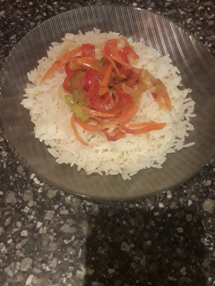 Una foto de Arroz blanco con vegetales salteados