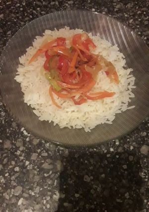 Una foto de Arroz blanco con vegetales salteados