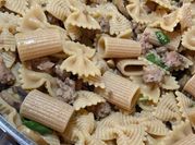 Una foto di maiale con funghi champignon