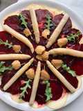 Ensalada de espárragos blancos sobre carpaccio de manzana y remolacha