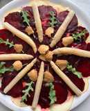 Ensalada de espárragos blancos sobre carpaccio de manzana y remolacha