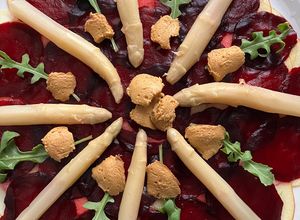 Foto principal de Ensalada de espárragos blancos sobre carpaccio de manzana y remolacha
