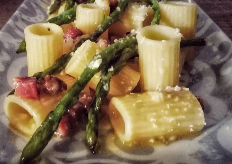 Mezzi rigatoni alla carbonara con asparagi selvatici 🥓