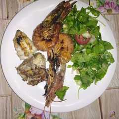 Foto di Rana pescatrice, gamberi e insalata