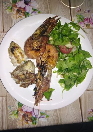 Foto di Rana pescatrice, gamberi e insalata