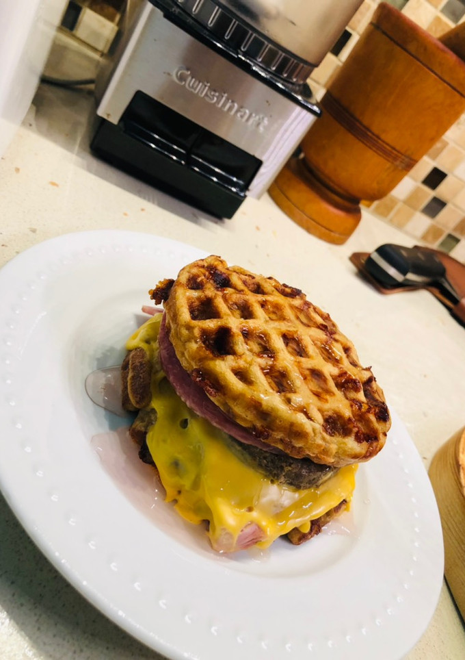Una foto de Chaffles de chicharrón sweet and salty