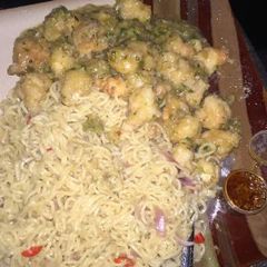 A picture of Indomine with chicken porriage.