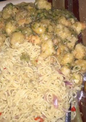 A picture of Indomine with chicken porriage.