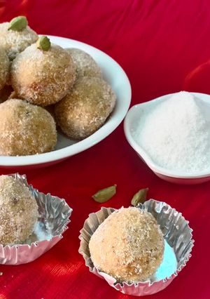 A picture of Sooji besan ladoo.