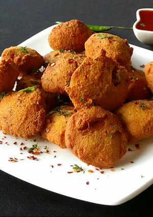 A picture of Nariyal chana dal vada.