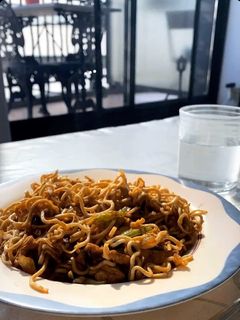 Una foto de Fideos yakisoba con pollo