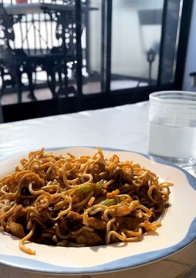 Una foto de Fideos yakisoba con pollo