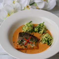 Red curry Salmon with zucchini noodles 🍛 🍣 A picture of Red curry Salmon with zucchini noodles 🍛 🍣.