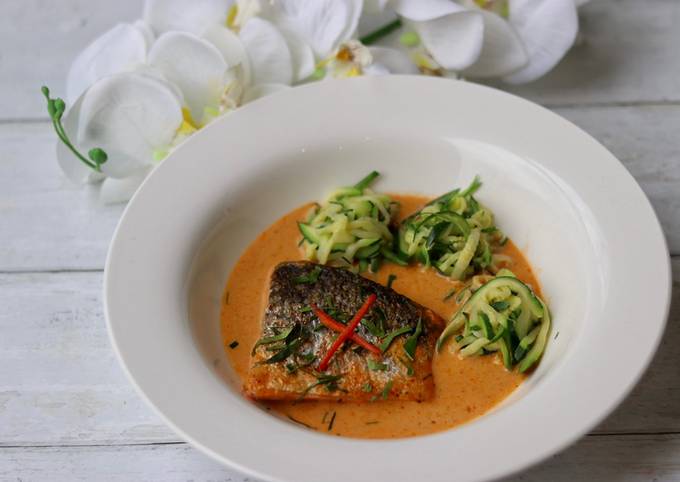Red curry Salmon with zucchini noodles 🍛 🍣
