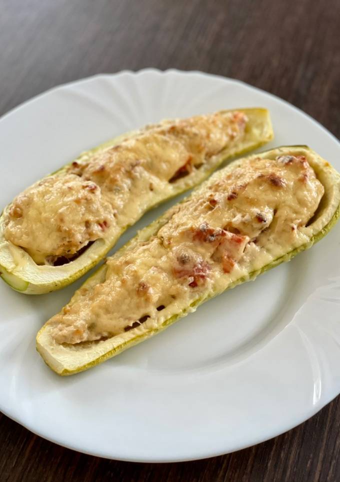 Лодочки з кабачків з курячим фаршем і помідорами