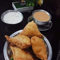A picture of Aloo k samosa.