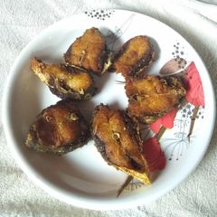 A picture of Ilish bhaja.