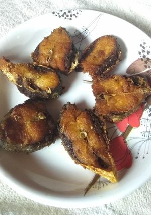 A picture of Ilish bhaja.