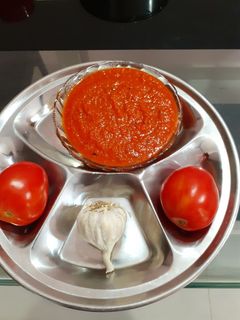 લસણ ટમેટાં ની ચટણી (Garlic Tomato Chutney recipe In Gujarati) રેસીપી મુખ્ય ફોટો