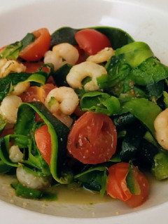 Una foto de Tallarines de calabacín con gambas y cherries