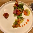 Purée de brocolis, tempura de crevettes et petits légumes