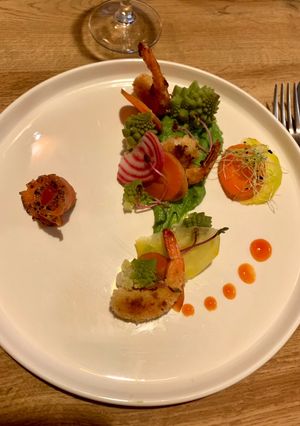 Une photo de Purée de brocolis, tempura de crevettes et petits légumes