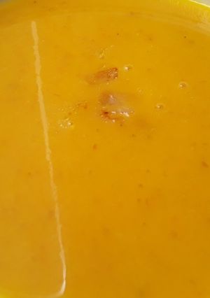 Una foto de Crema de zanahoria🥕, pera🍐 y cebolla🌰🥘