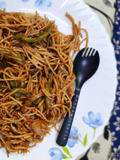 चाऊमिन (street style chowmein recipe in hindi) रेसिपी मुख्य फोटो