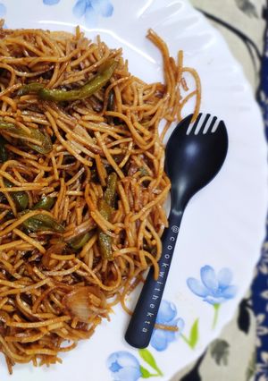 चाऊमिन (street style chowmein recipe in hindi) रेसिपी मुख्य फोटो