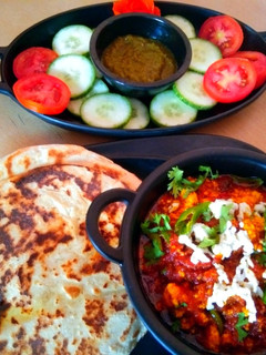 पनीर भुर्जी विथ तंदूरी रोटी (Paneer bhurji with tandoori roti recipe in Hindi) रेसिपी मुख्य फोटो