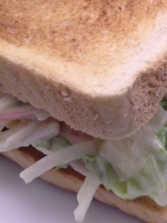 Una foto de Sandwiche de surimi y piña con lechuga