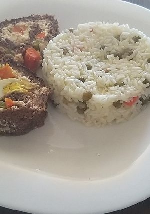 Una foto de Arrollado de carne picada relleno con crema de ricota y vegetales