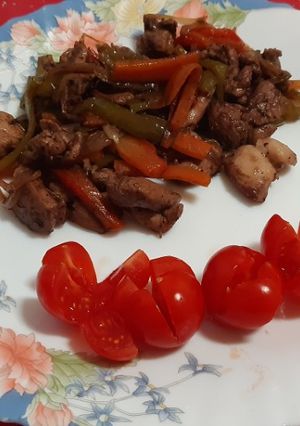 Una foto de Bocaditos de pollo al vino con verduras y tomatitos cherry
